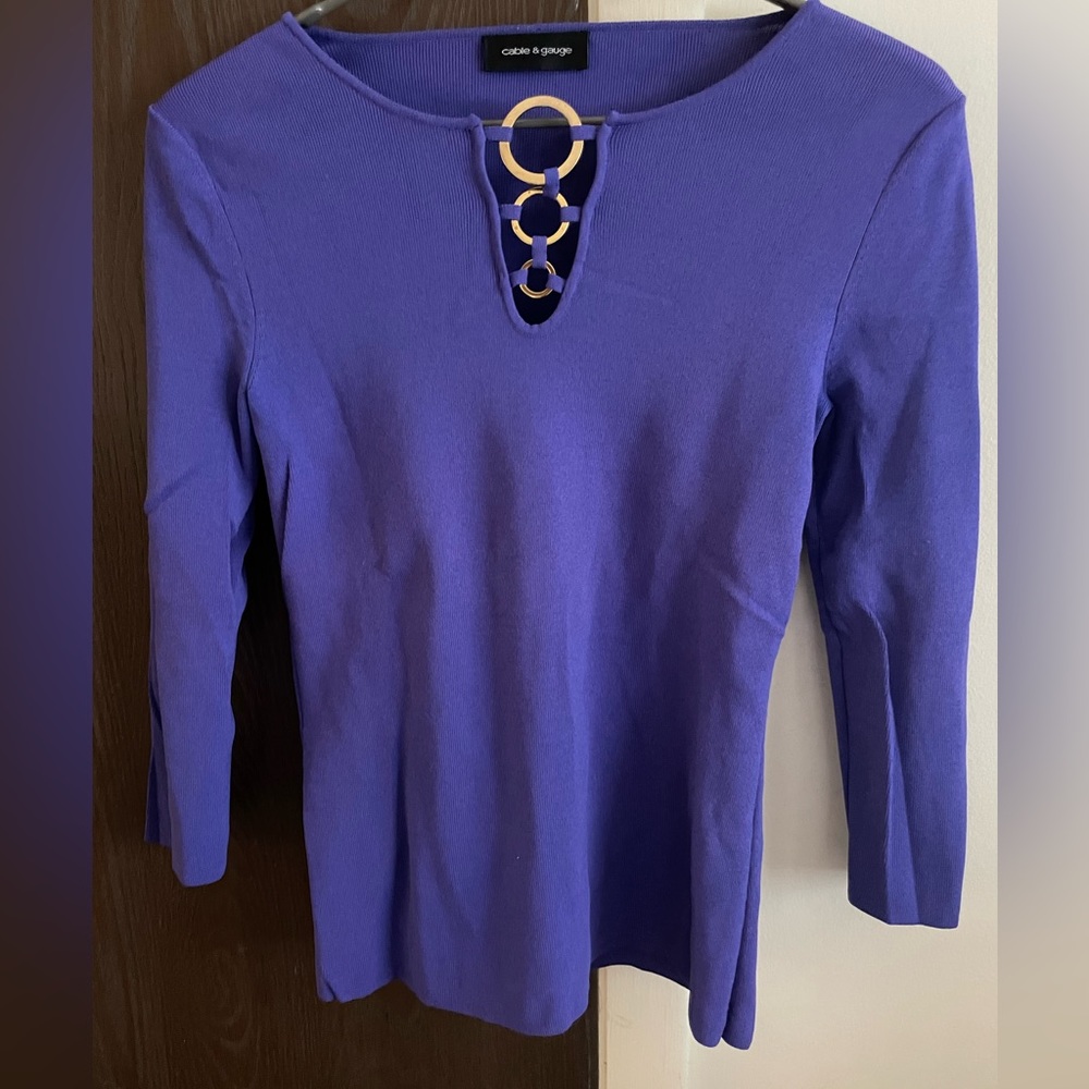 Cable &gauge XS knitted blouse in Deep Purple and 3/4 sleeves with golden decor